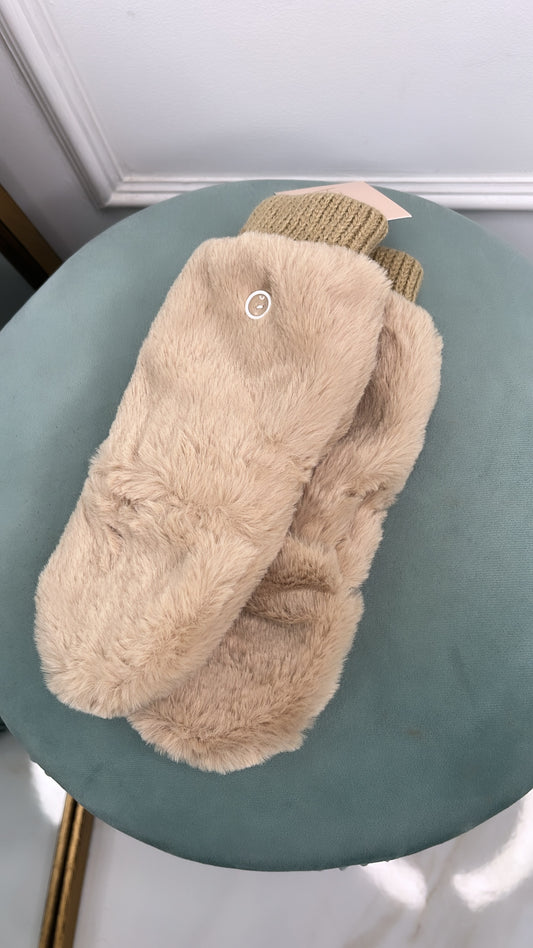 IVANNA camel faux fur mittens